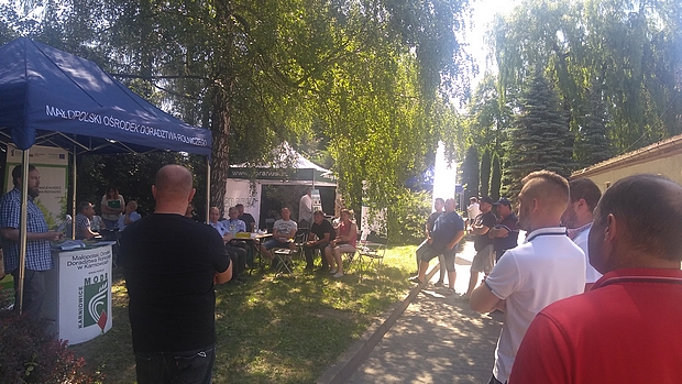 Uczestnicy spotkania zebrani przed budynkiem Działu Badawczo - Doświadczalnego SDOO w Wegrzcach, zapoznali się z projektem EDWIN