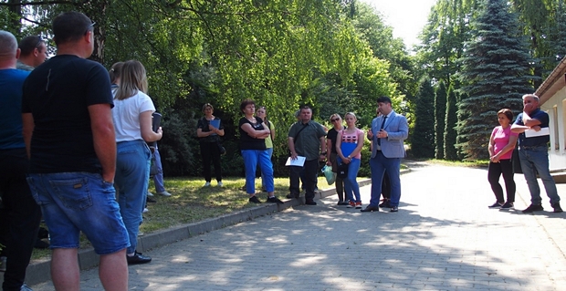 Uczestnicy szkolenia zgromadzeni przed budynkiem Działu Badawczo - Doświadczalnego SDOO w Węgrzcach